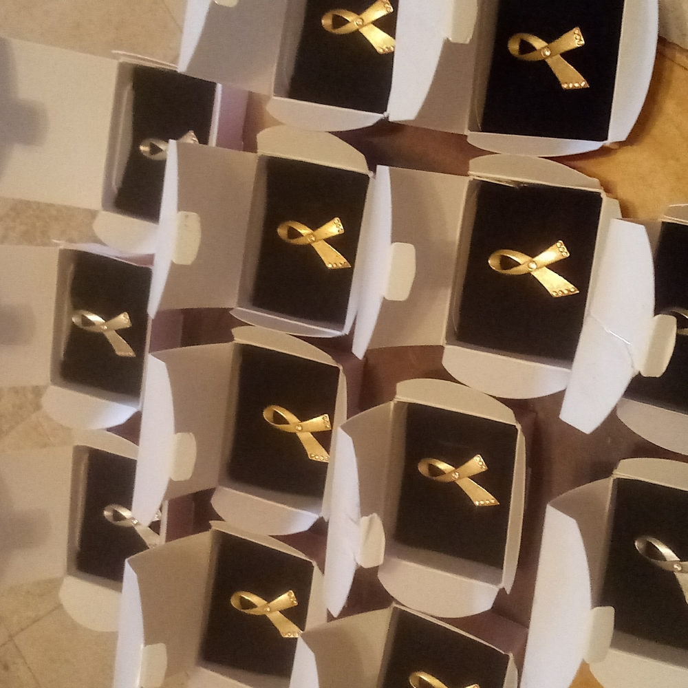 SOLD -Avon silver/Gold pendant Ribbons - Picture 5 of 8